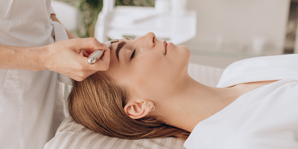 Frau macht Hebeverfahren in einem schoenen Salon | Bild von senivpetro auf Freepik | https://de.freepik.com/fotos-kostenlos/frau-macht-hebeverfahren-in-einem-schoenen-salon_17040942.htm#query=Mikrodermabrasion&position=1&from_view=search&track=sph